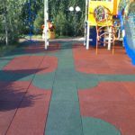 Резиновая плитка на детской площадке