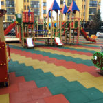 Резиновая плитка на детской площадке многоквартирного дома