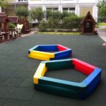 Резиновая плитка на детской игровой площадке во дворе дома