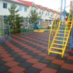Резиновая плитка в качестве травмобезопасного покрытия на уличной детской игровой площадке