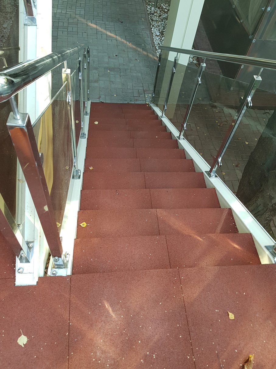 Травмобезопасное покрытие лестницы