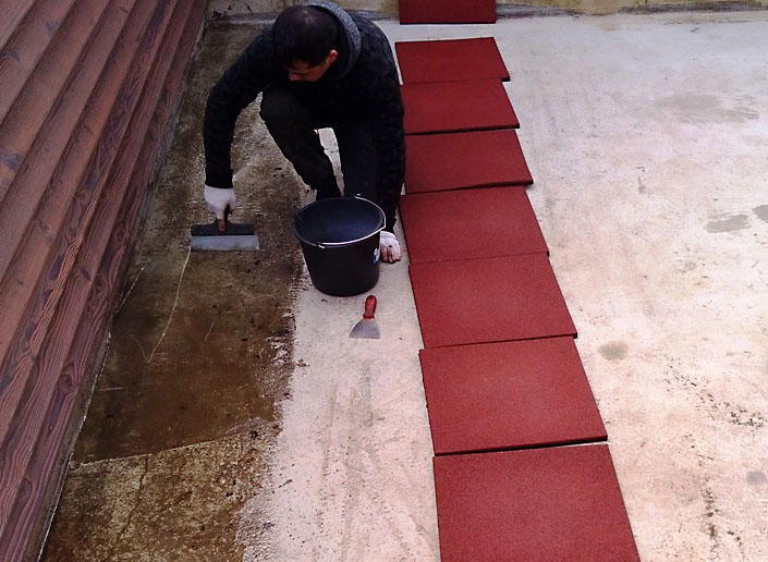 Монтаж резиновой плитки на бетонное основание