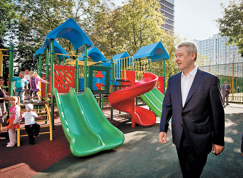 Мэр Москвы на детской площадке