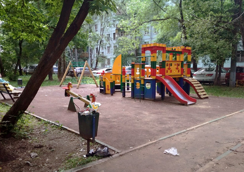 Мусор на детской площадке