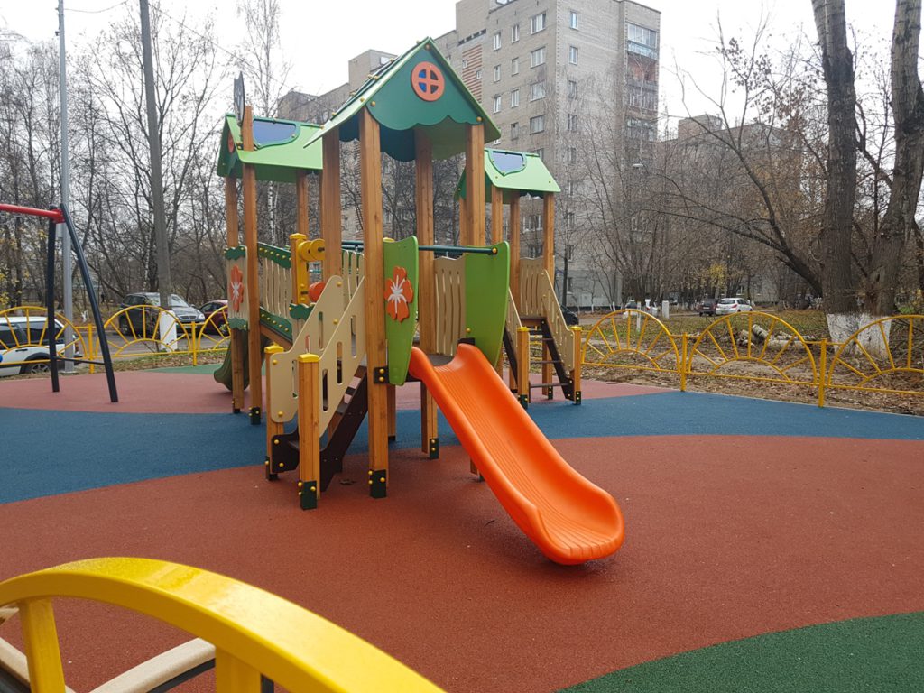 Детская площадка для маленьких детей с травмобезопасным резиновым покрытием