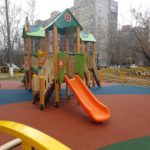 Детская площадка для маленьких детей с травмобезопасным резиновым покрытием