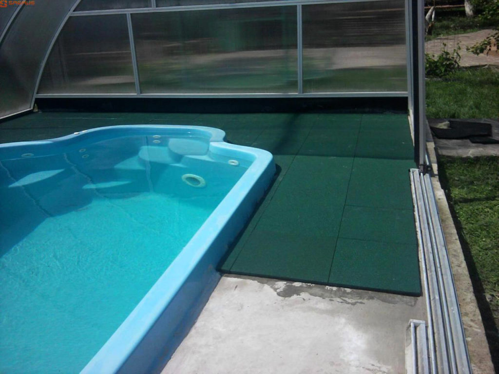 Укладка резиновой плитки у бассейна на бетонное основание 