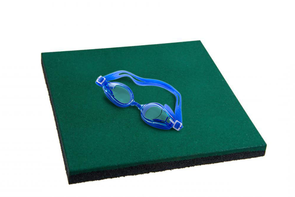 Резиновая плитка и очки для плавания в бассейне