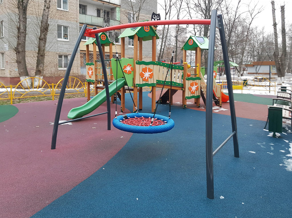 Эксплуатируемая зимой детская площадка