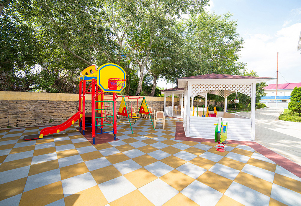Детская площадка с желтой плиткой в Анапе