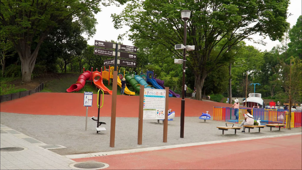 Детская площадка в парке Токио с резиновым покрытием